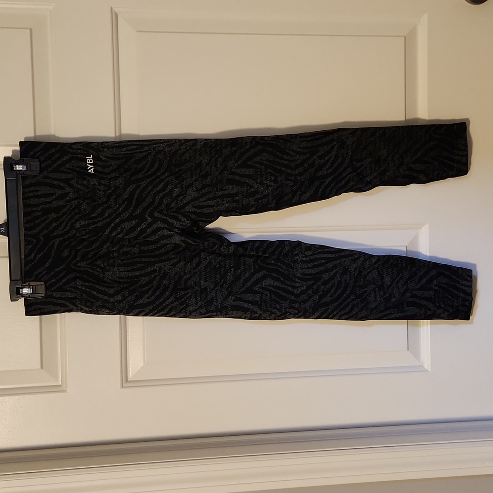 NWOT AYBL Zebra Print Seamless Leggings. Size XL